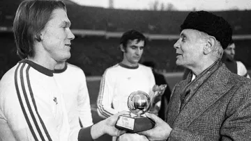 50 років тому український футболіст вперше отримав Золотий м'яч: відзначено гру Блохіна