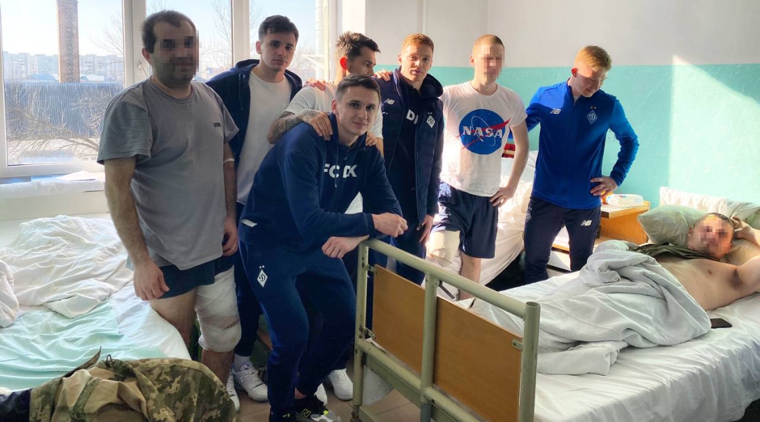 Игроки Динамо посетили больницу и поддержали украинских Героев