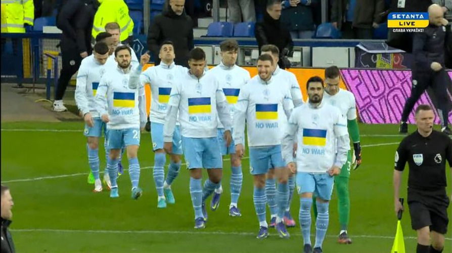 Игроки Эвертона и Манчестер Сити вышли на матч английской Премьер-лиги с украинскими флагами (фото)