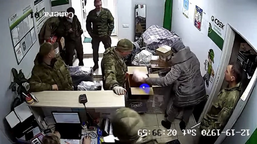 Лица рашистских мародеров: белорусы выложили видео, как орки на почте оформляют отправку награбленного в Украине (видео)