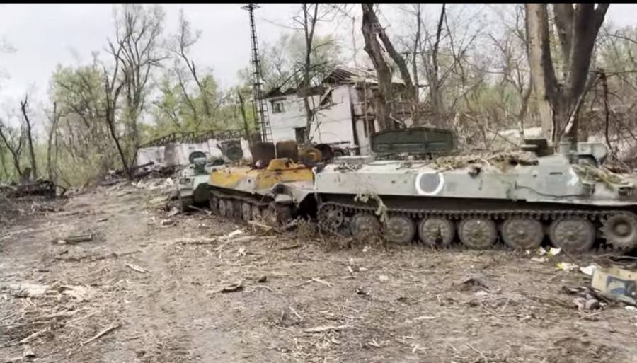 Кладовище техніки московитів: наші військові показали наслідки пекельної переправи орків через Сіверський Донець (відео)