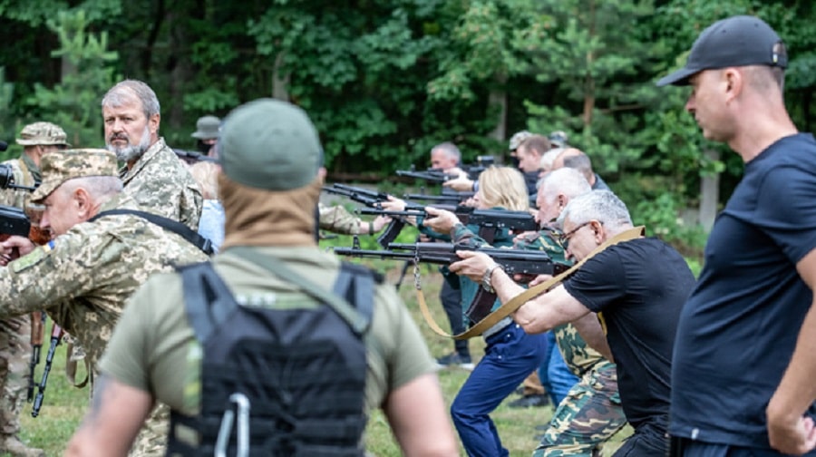 У Києві розпочали військові навчання для цивільних: у програмі — вогнева та медична підготовка