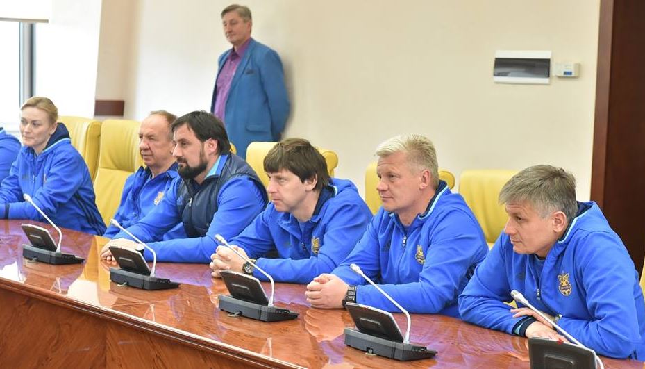 Напередодні еліт-раунду чемпіонату Європи збірна України U-17 тренувалася поруч з національною командою і отримала заряд впевненості. фото facebook.com/andriy.pavelko