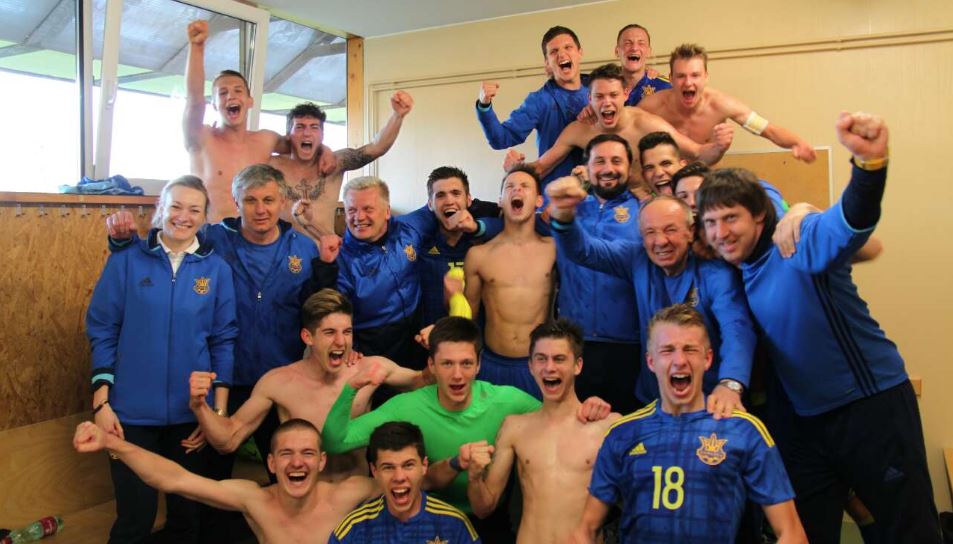 Сборная Украины U-17 празднует выход в финальный турнир Евро-2017. Фото goldtalant.com.ua